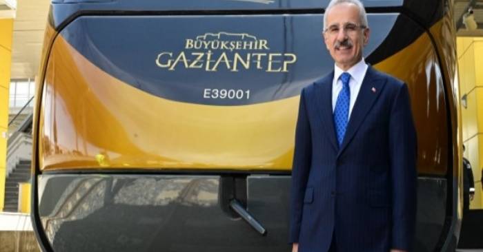 Türkiye’nin İlk Yerli Elektrikli Lokomotifi, Milli Banliyö Tren Seti’ni Gaziantep’e Ulaştırdı