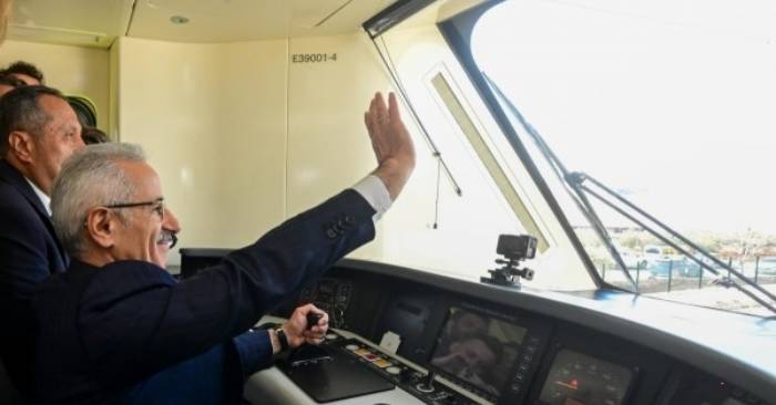 Türkiye’nin İlk Yerli Elektrikli Lokomotifi, Milli Banliyö Tren Seti’ni Gaziantep’e Ulaştırdı