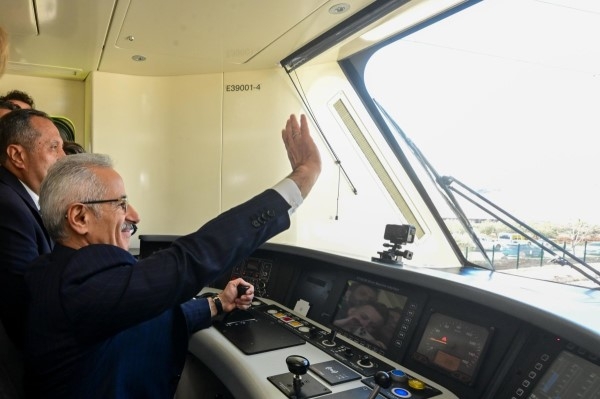 Türkiye’nin İlk Yerli Elektrikli Lokomotifi, Milli Banliyö Tren Seti’ni Gaziantep’e Ulaştırdı